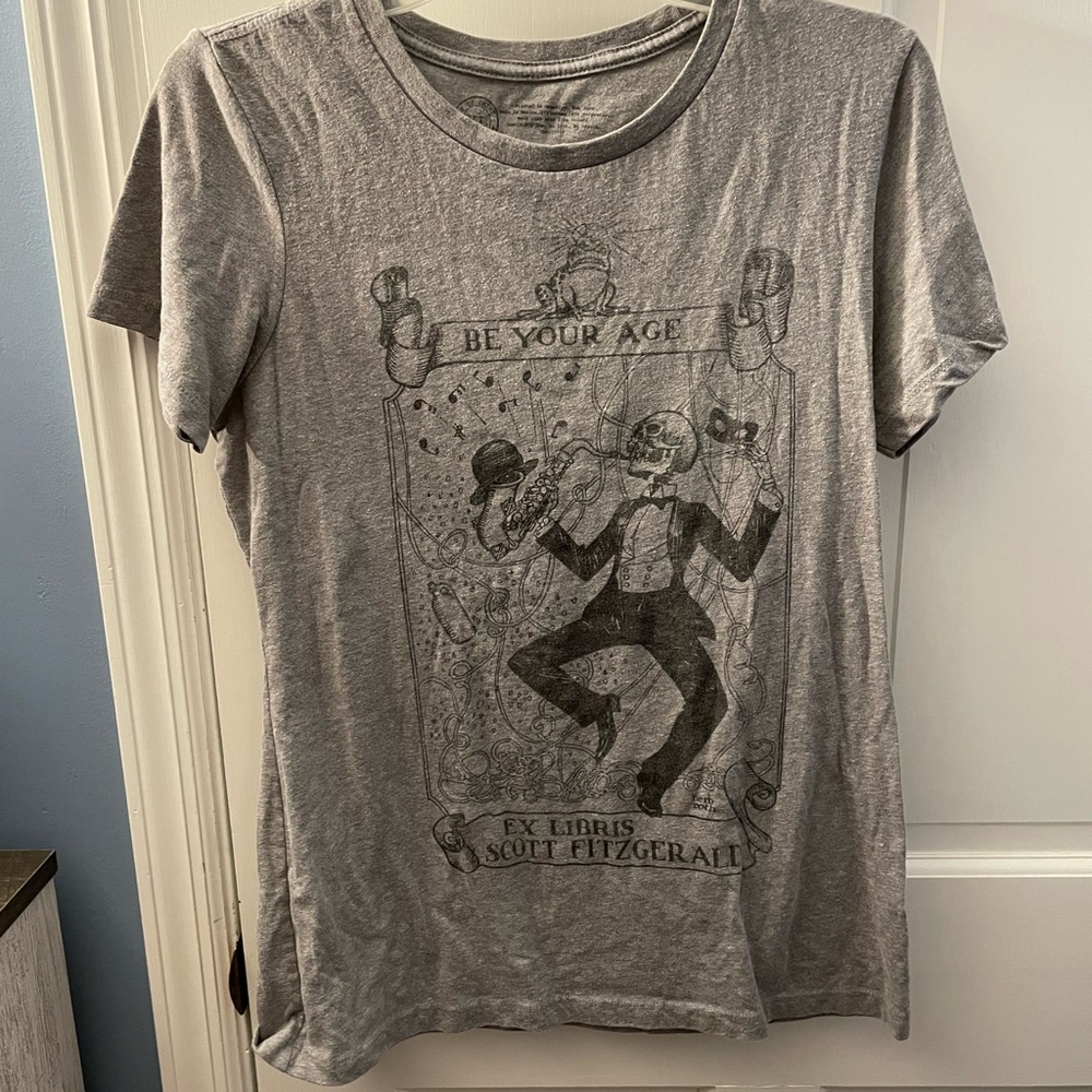 Gray printed tee.